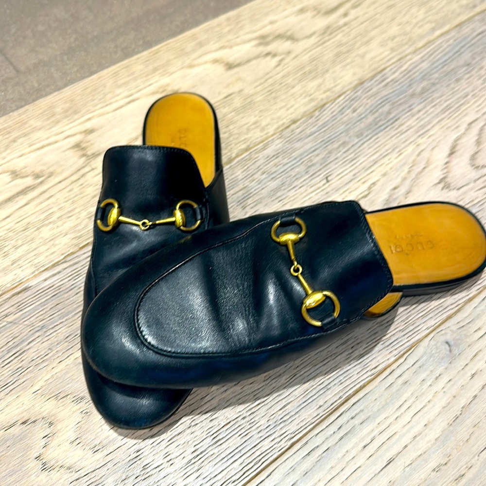 Gucci prince town slipper.
